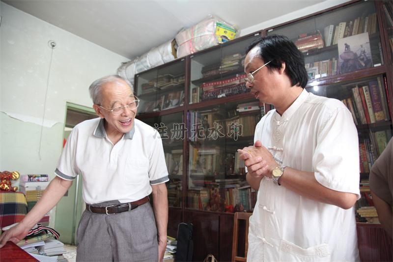 1437379200532507.jpg 复件 (2) 北京大学中字文系教授段宝林和何永麟分析研究《金易宝》灵图.JPG