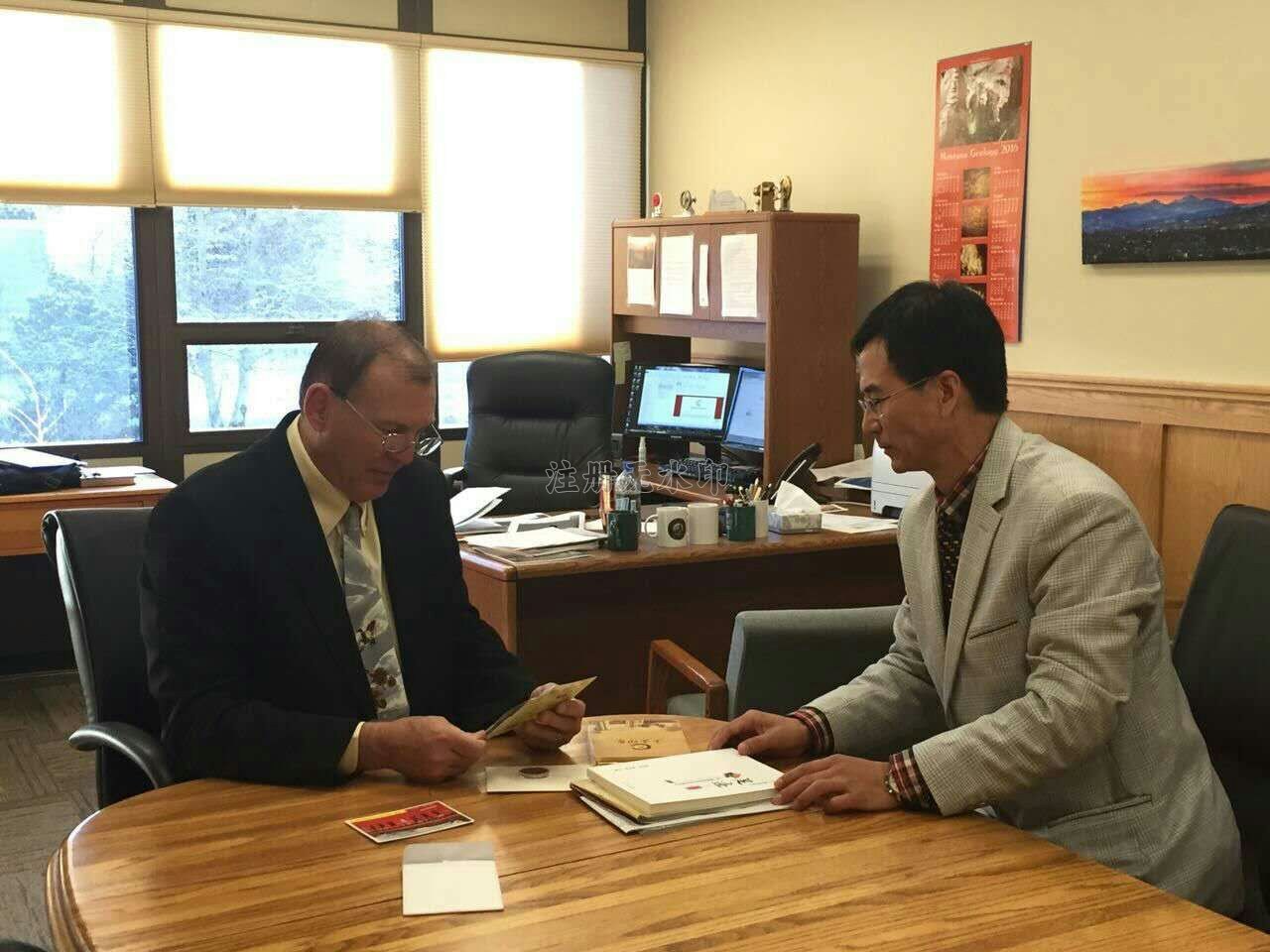 韩治国所长与蒙大拿大学理工分校校长互相交流礼品。.jpg