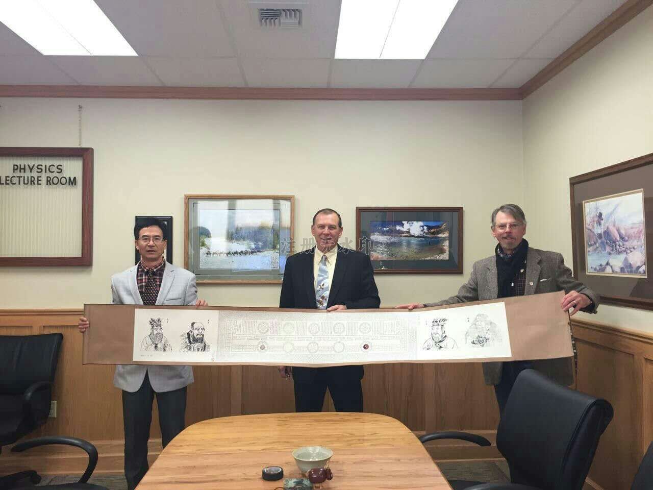 韩治国在向美国听众展示中国《易经》和道家传承作品《金易宝灵图》1。.jpg